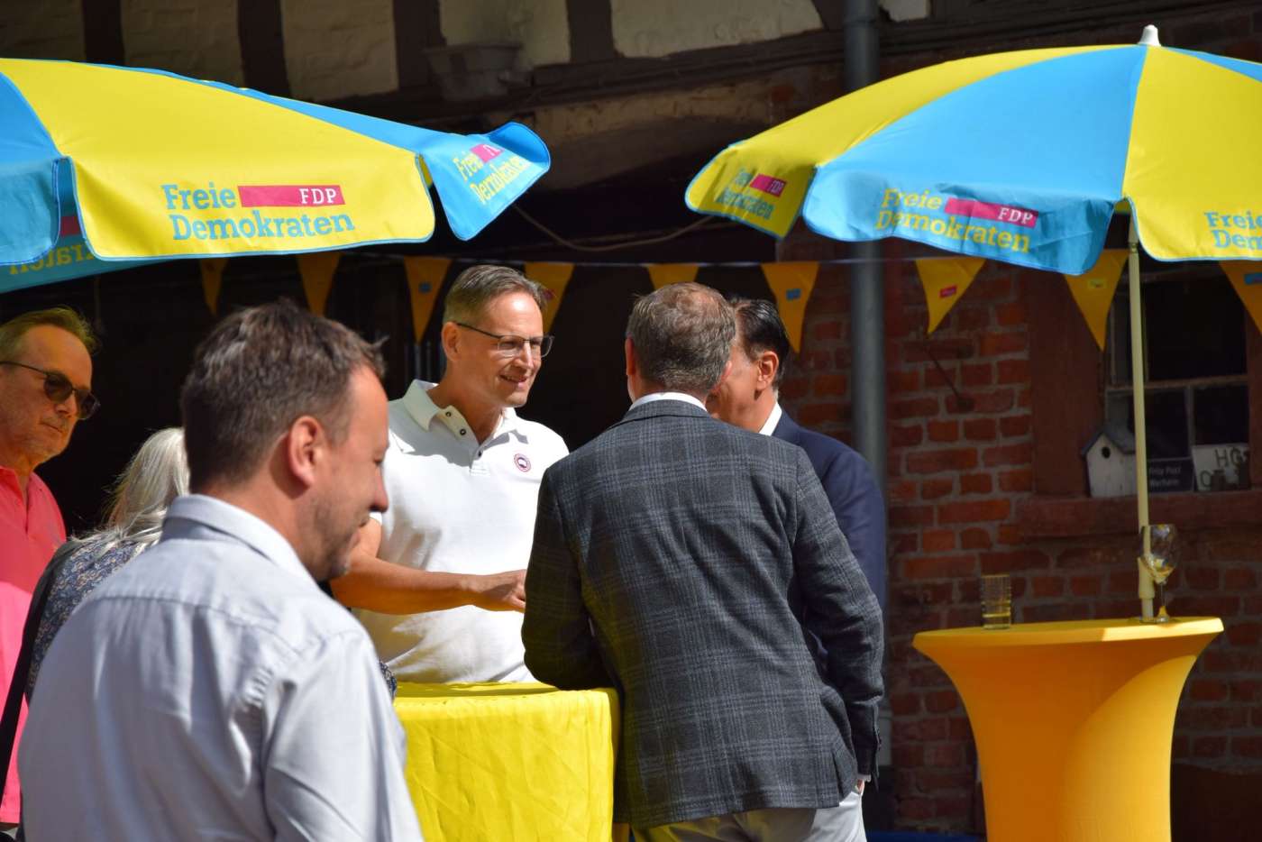 Wehrheims FDP-Ortsvorsitzender Ingmar Rega im Gespräch mit FDP-Kreisvorsitzendem Ascan Iredi und Hessens FDP-Fraktionschef Dr. Stefan Naas.